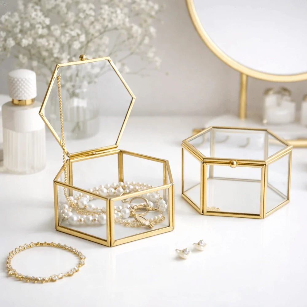 Boîte géométrique Jade - Coffret de rangement Jade pose sur un meuble en bois clair - Garde Bijoux