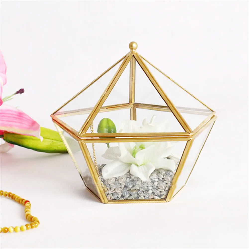 Boîte géométrique Pyramide - Boite de rangement pour alliances au design scandinave - Garde Bijoux
