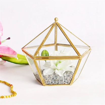 Boîte géométrique Pyramide - Boite de rangement pour alliances au design scandinave - Garde Bijoux