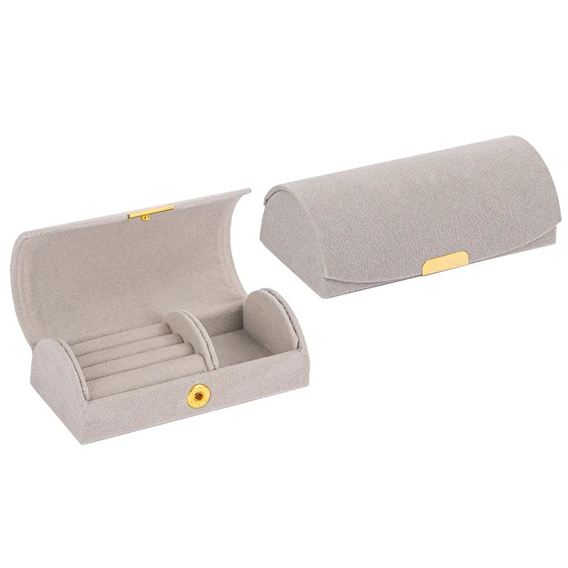 Boîte de voyage Colette - fermoir dore elegant sur une petite boite en velours - Garde Bijoux