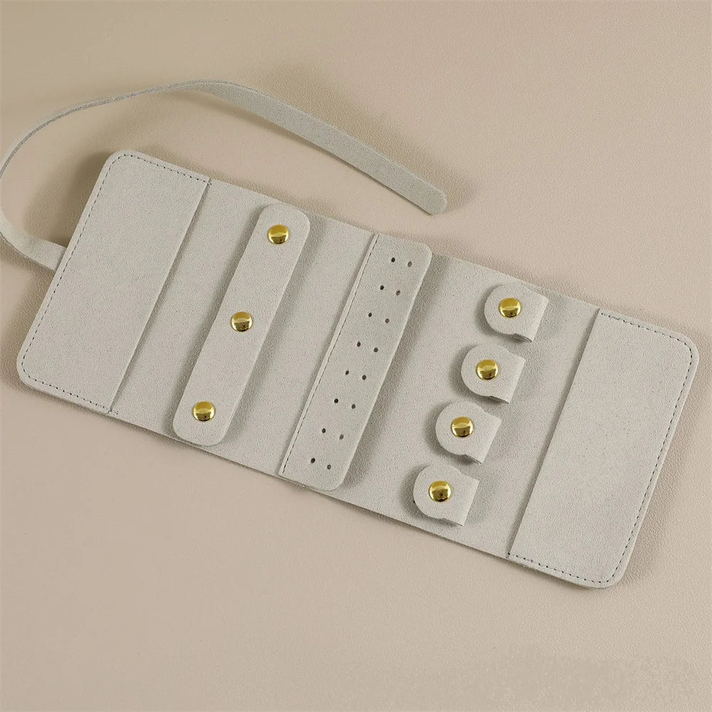 Pochette de voyage Odette - Rouleau à bijoux nomade ouvert à plat sur table - Garde Bijoux