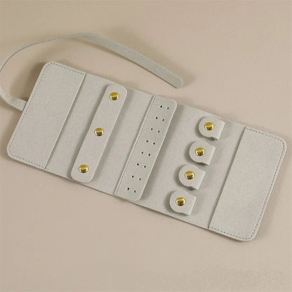 Pochette de voyage Odette - Rouleau à bijoux nomade ouvert à plat sur table - Garde Bijoux