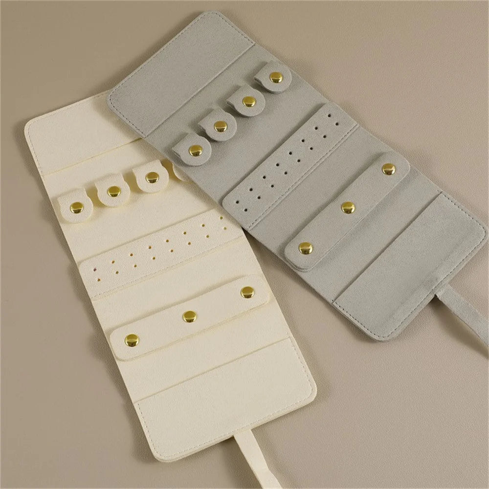 Pochette de voyage Odette - Vue rapprochée des fixations dorées de la pochette - Garde Bijoux