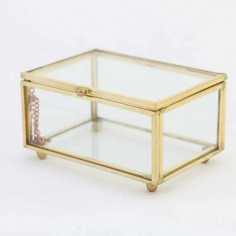 Boîte en verre Solange - Ecrin géométrique rectangulaire doré avec couvercle sur charnière et chaînette - Garde Bijoux