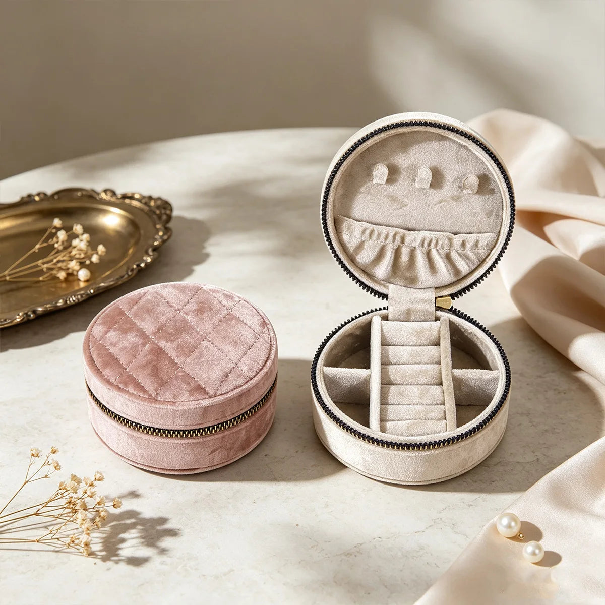 Boîte ronde Suzanne - Rangement rond matelassé ouvert sur une table - Garde Bijoux