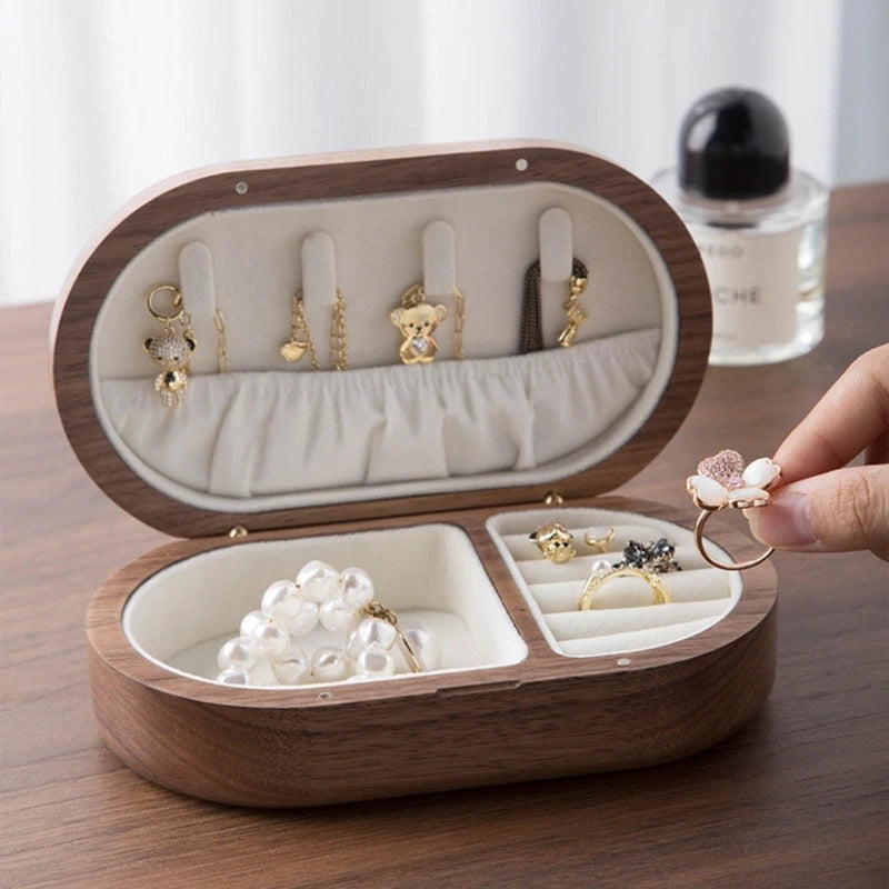 Boîte Clara - Boite a bijoux en bois ovale ouverte sur une table - Garde Bijoux