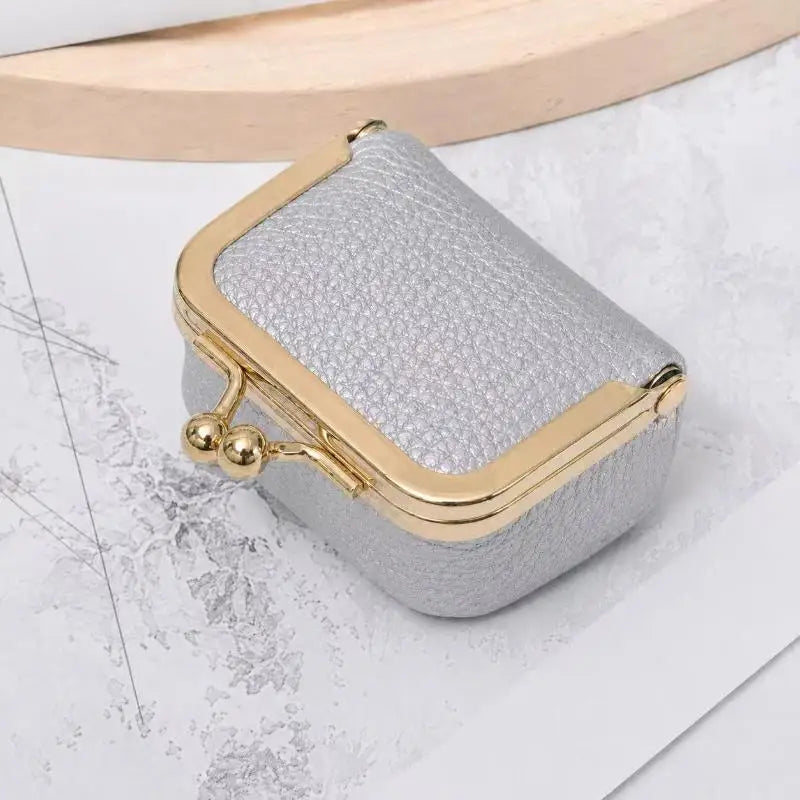 Pochette de voyage Simone - Fermoir retro metallique dore sur un etui de rangement compact - Garde Bijoux