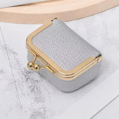 Pochette de voyage Simone - Fermoir retro metallique dore sur un etui de rangement compact - Garde Bijoux