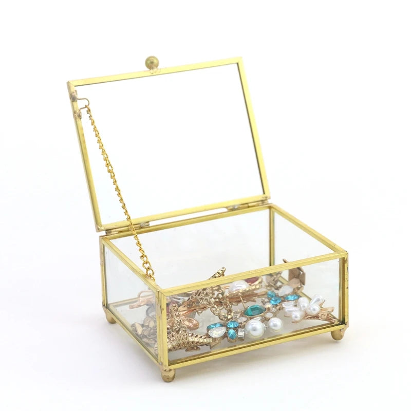 Boîte en verre Solange - Boîte à bijoux rectangulaire en verre et contour doré Solange ouverte sur fond blanc - Garde Bijoux