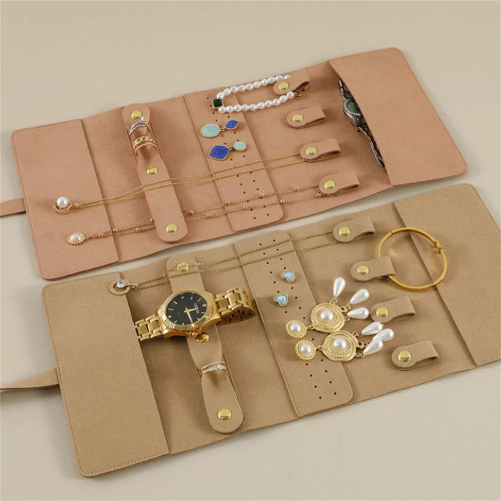 Pochette de voyage Odette - Rouleau à bijoux nomade ouvert à plat sur table - Garde Bijoux
