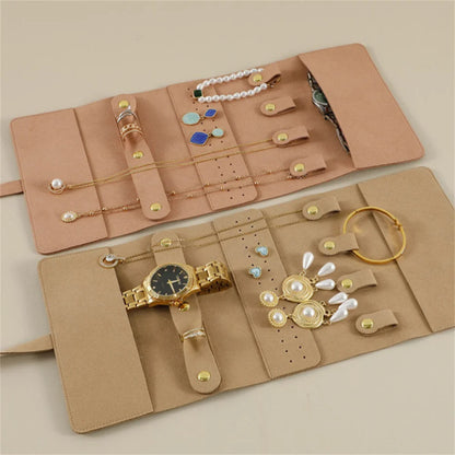 Pochette de voyage Odette - Rouleau à bijoux nomade ouvert à plat sur table - Garde Bijoux
