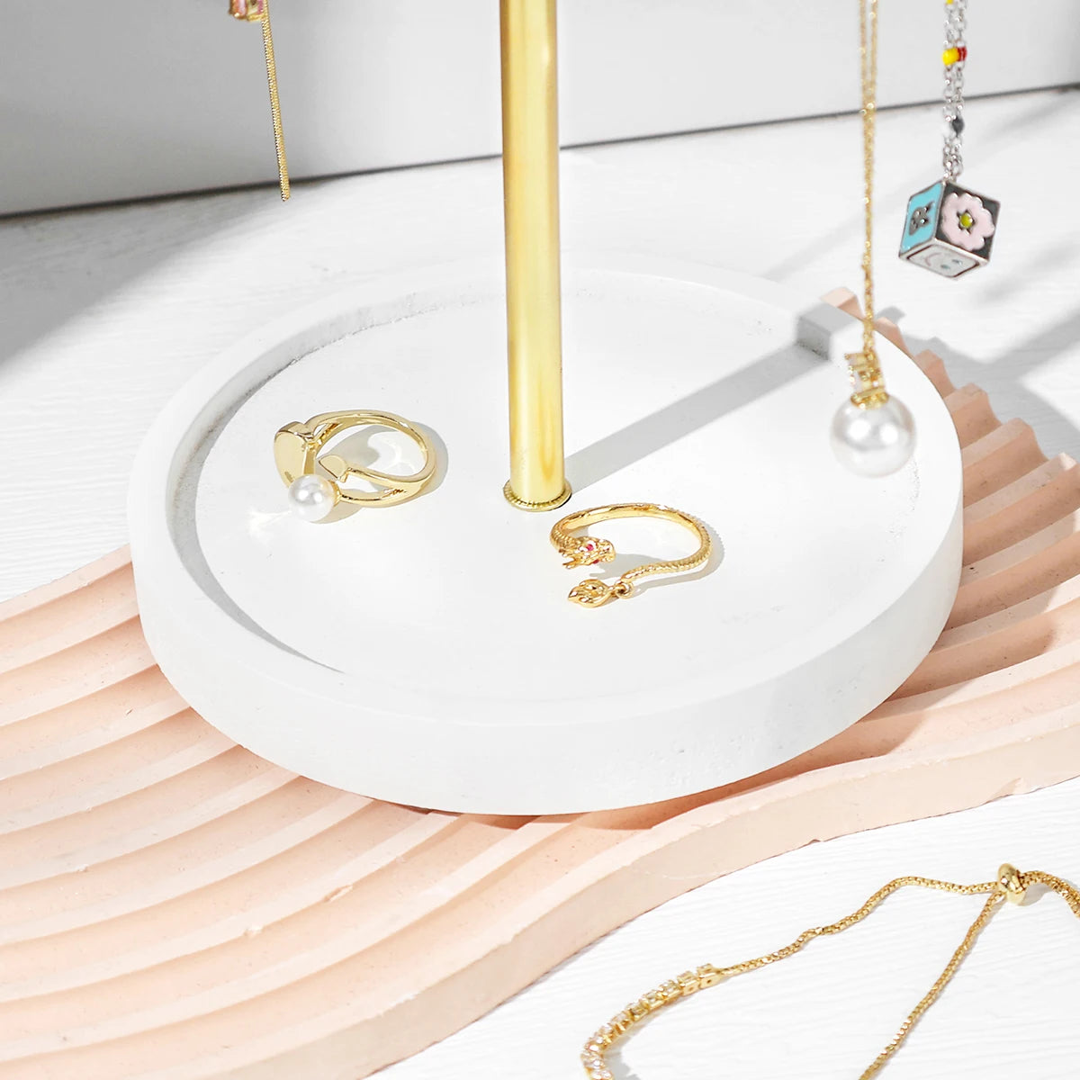 Arbre à bijoux doré - Support pour colliers et bagues avec socle rond en bois blanc - Garde Bijoux