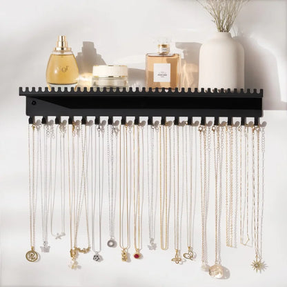 Porte-bijoux mural - Porte-bijoux mural en metal blanc installe pres d'une coiffeuse - Garde Bijoux