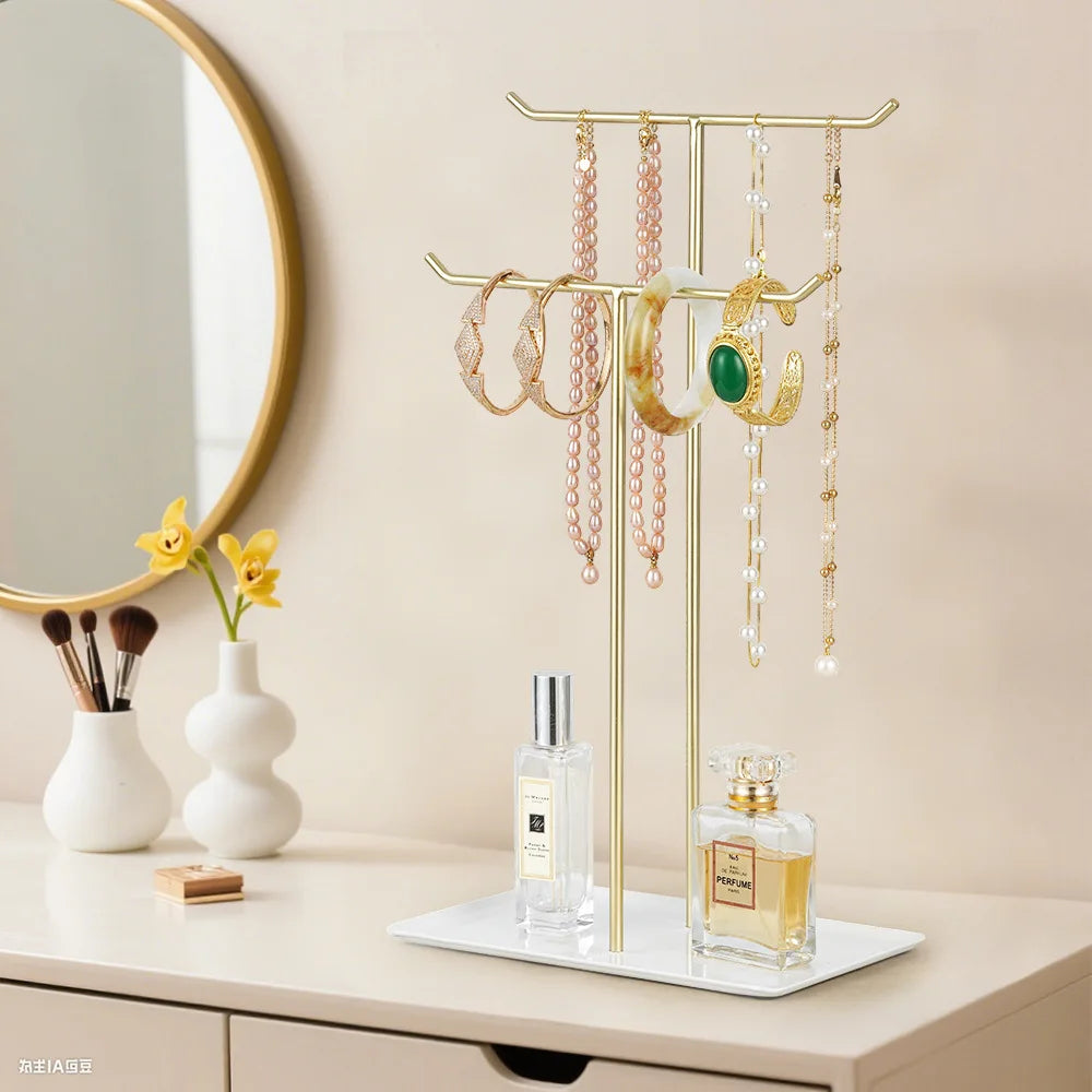 Porte-bijoux en métal - Porte-bijoux en métal noir posé sur une coiffeuse moderne - Garde Bijoux