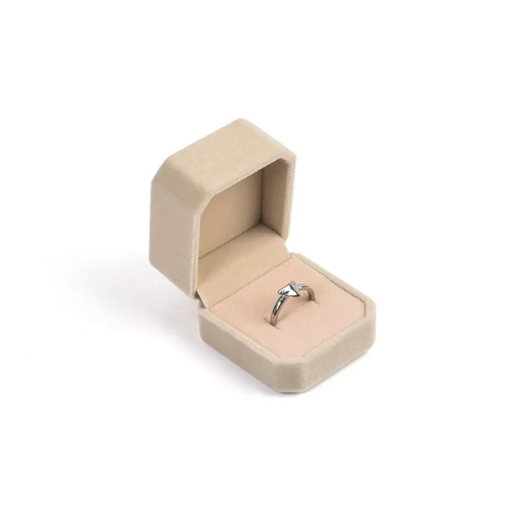 Écrin à bague - Écrin à bague en velours beige ouvert - Garde Bijoux
