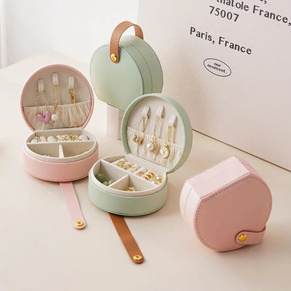 Boîte de voyage Clémence - Boîte de voyage rose posée sur une table - Garde Bijoux