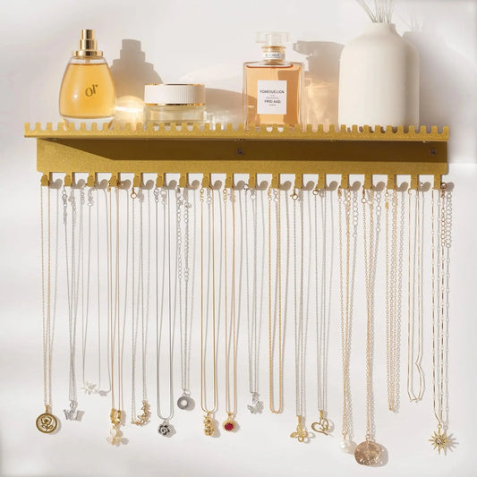 Porte-bijoux mural - Etagere porte-bijoux murale avec accessoires decoratifs poses dessus - Garde Bijoux