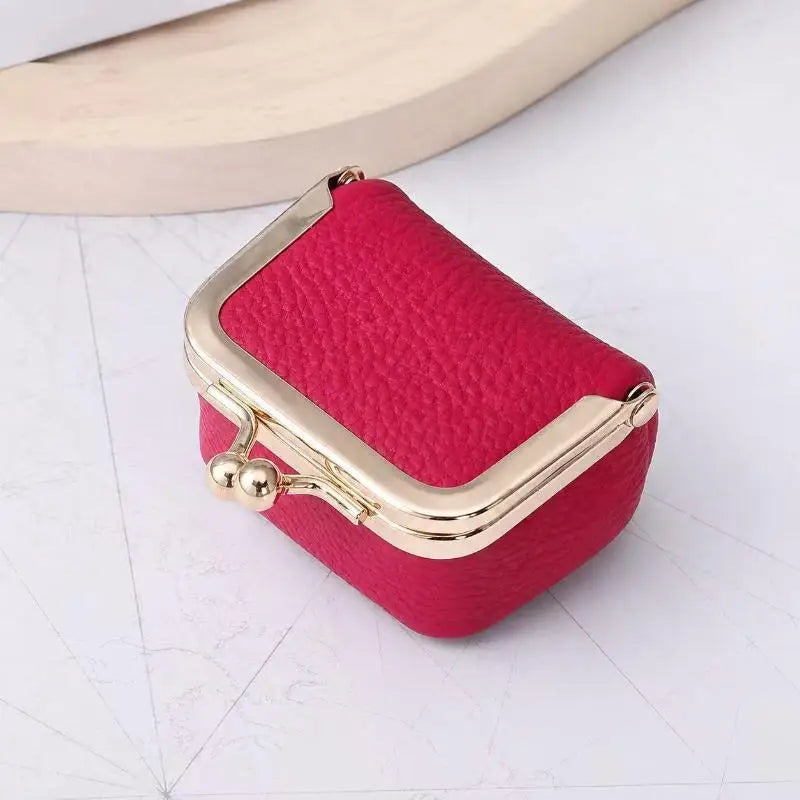 Pochette de voyage Simone - Accessoire de rangement portable pose sur une surface claire - Garde Bijoux