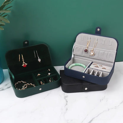 Boite de voyage Périne - Boite a bijoux en similicuir vert ouverte sur fond blanc - Garde Bijoux