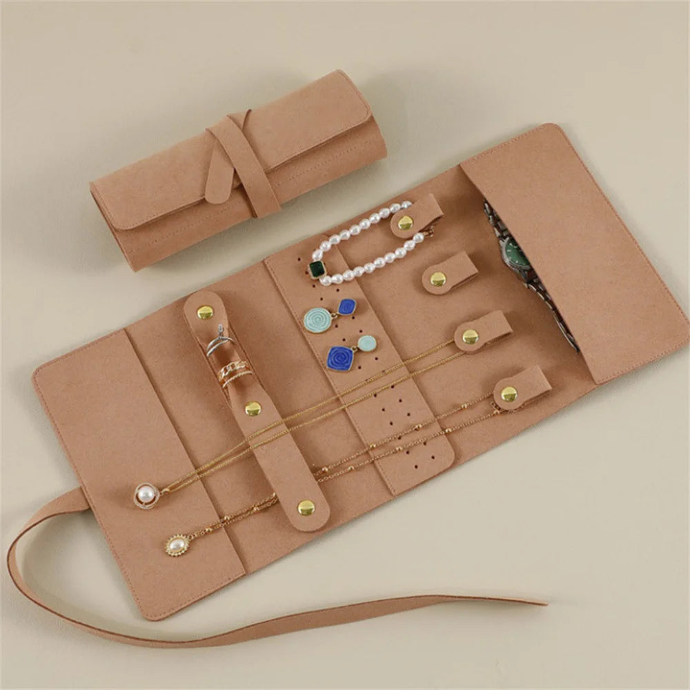 Pochette de voyage Odette - Pochette à bijoux enroulable en velours beige ouvert - Garde Bijoux