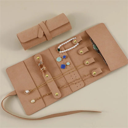 Pochette de voyage Odette - Pochette à bijoux enroulable en velours beige ouvert - Garde Bijoux