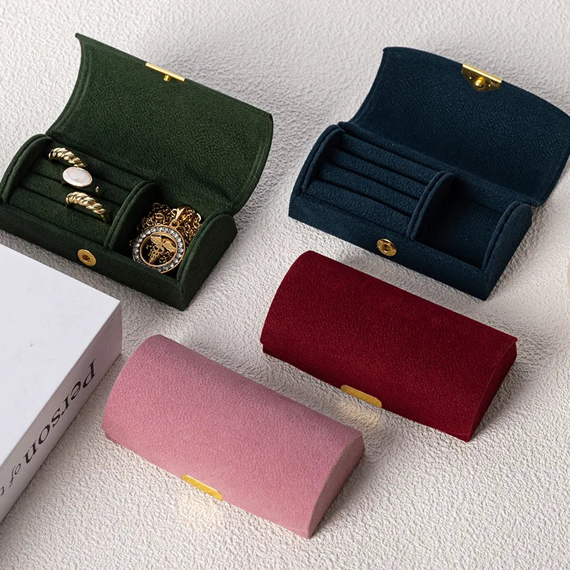 Boîte de voyage Colette - petite boite a bijoux en velours rose ouverte sur une table - Garde Bijoux