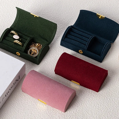 Boîte de voyage Colette - petite boite a bijoux en velours rose ouverte sur une table - Garde Bijoux