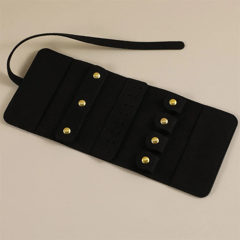 Pochette de voyage Odette - Vue rapprochée des fixations dorées de la pochette - Garde Bijoux