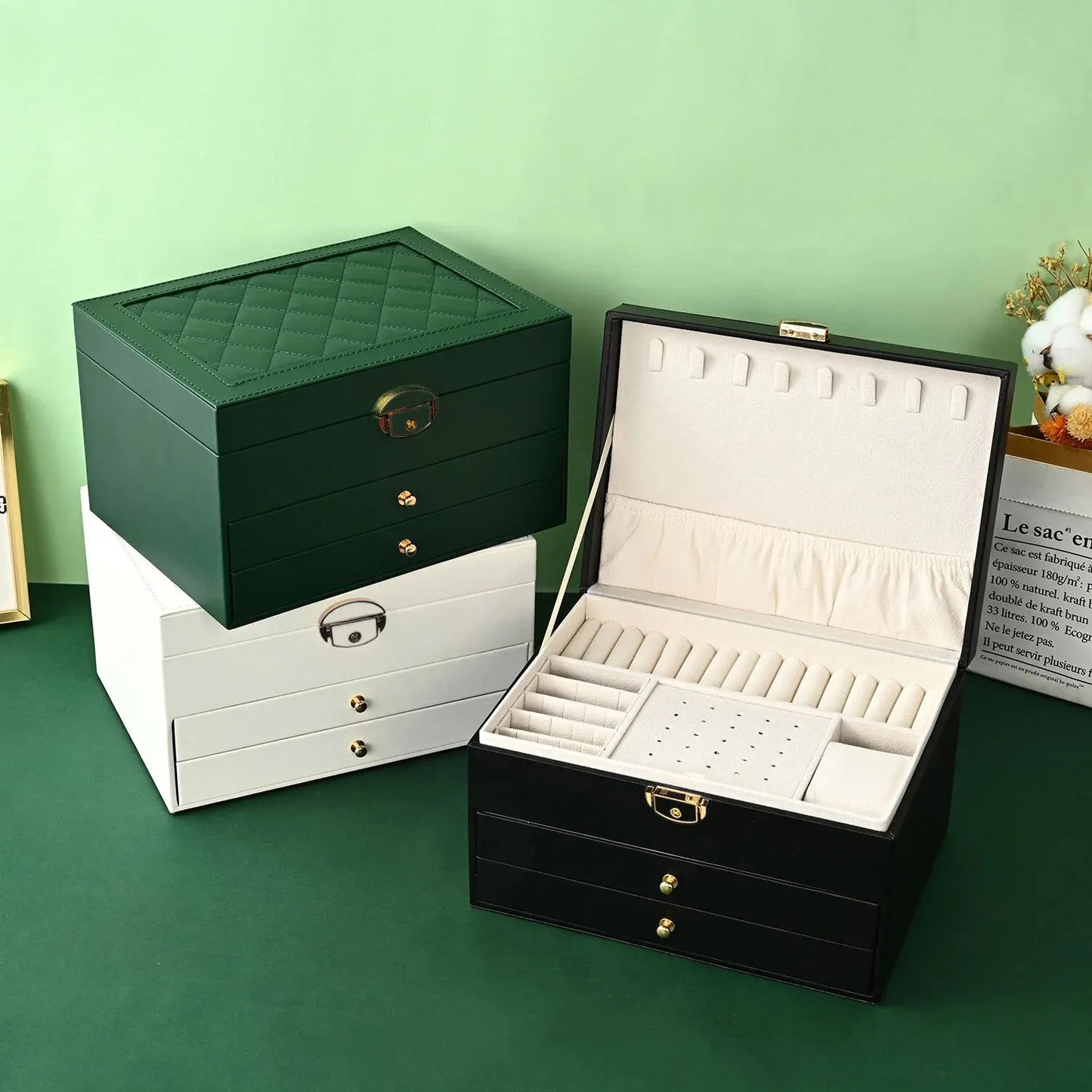 Boîte à bijoux Karine - Boîte à bijoux en cuir matelassé vert ouverte avec colliers et bagues - Garde Bijoux