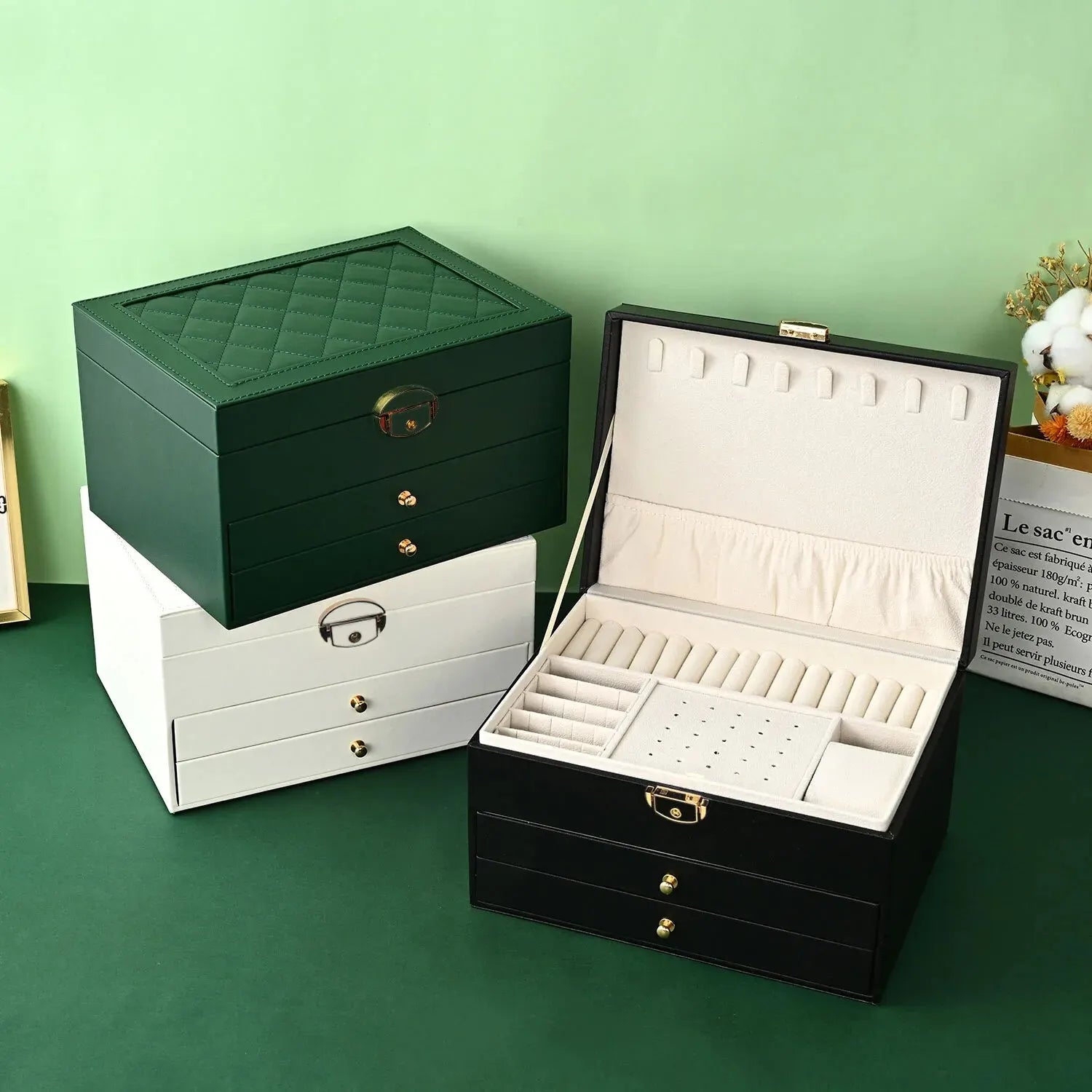 Boîte à bijoux Karine - Boîte à bijoux en cuir matelassé vert ouverte avec colliers et bagues - Garde Bijoux
