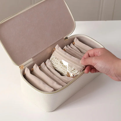 Boîte de voyage Maude - Coffret à bijoux zippé en similicuir grainé coloris blanc - Garde Bijoux