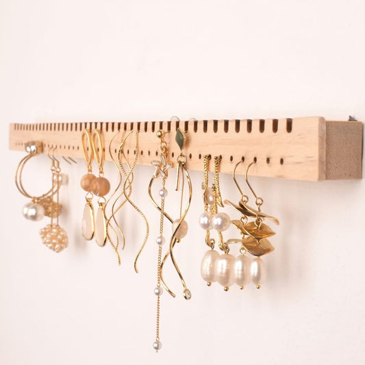 Porte-bijoux mural en bois - Gros plan sur un présentoir mural en bois - Garde Bijoux